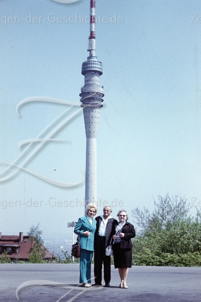 Historische Aufnahme von Touristen vor dem Fernsehturm in Dresden