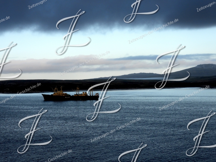 Alter Kutter unter dunklen Wolken, Falklandinseln 2020