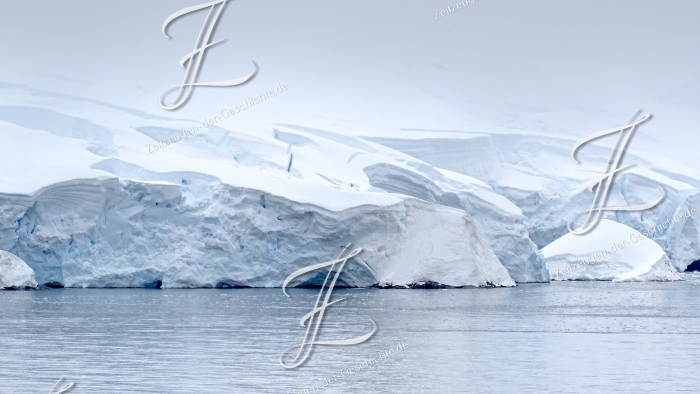Antartkisches Eis in der Bancroft Bay, 2020