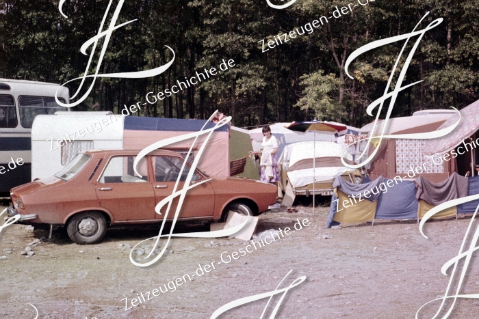 Camping mit rotem Dacia 1300, 1980