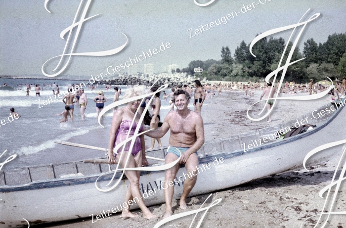 Glückliches Pärchen am Strand Olimp, Romänien, 1975 V2