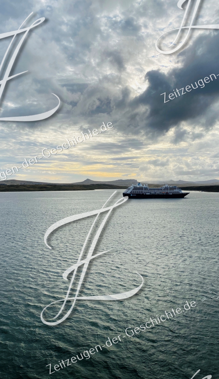 Kreuzfahrtschiff mit fantastischer Wolkenformation, 2020