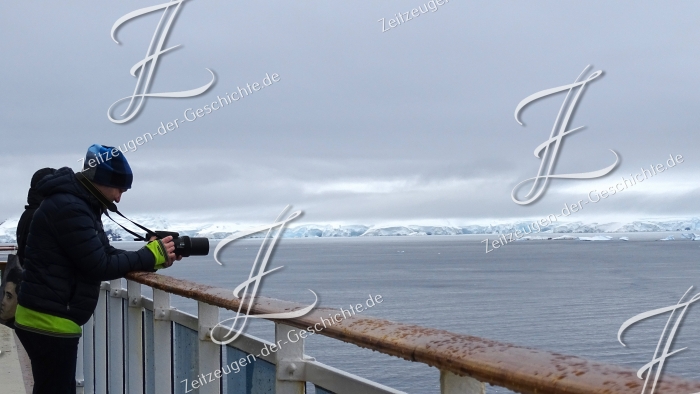 Mann fotografiert Eisberge in der Antarktis, 2020