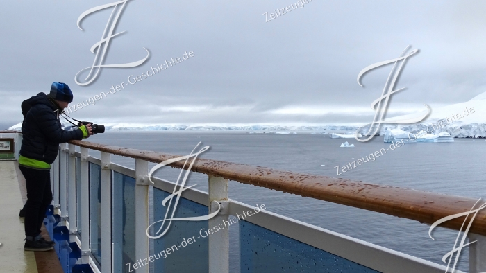 Mann fotografiert Eisberge vom Kreuzfahrtschiff, 2020