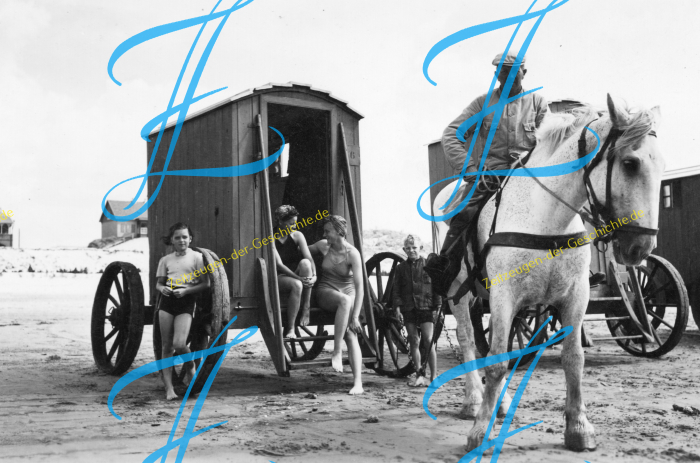 Pferd Wagen Kutsche und Frauen in Bikini, 1940