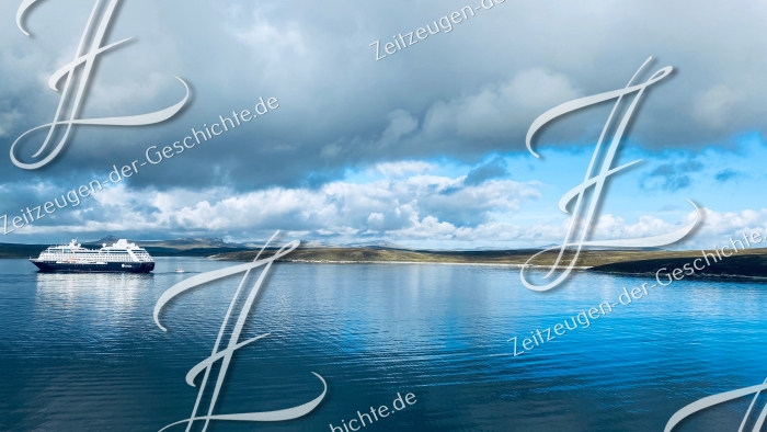 Schönes Foto mit strahlend blauem Wasser und Wolken