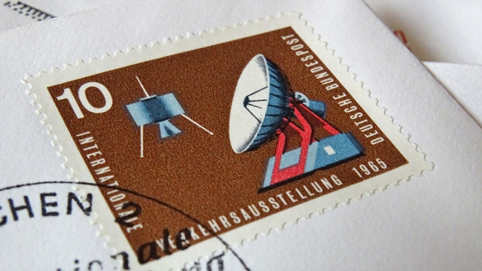 Briefmarke - 10 Pfennig - Internationale Verkehrsausstellung München, 1965 - Ersttagsbrief mit Zehn Pfennig Briefmarke zur IVA zeigt einen Kommunikationssatellit und eine Satellitenantenne sehr guter Zustand