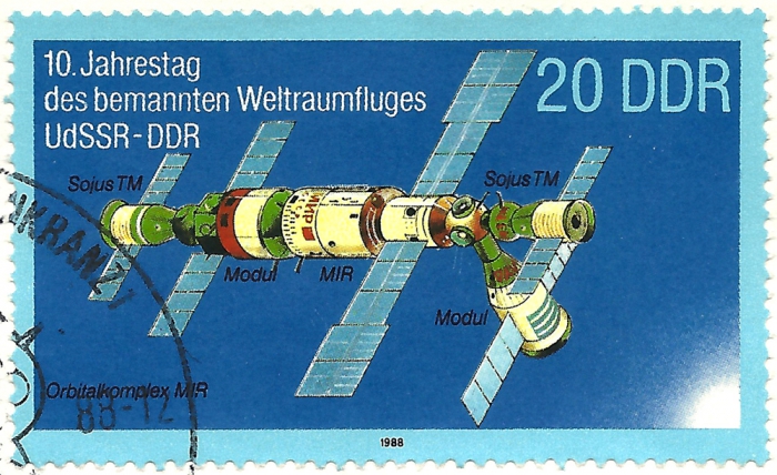 Detailansicht - 10. Jahrestag bemannter Weltraumflug von UdSSR und DDR - Weltraumstation Mir - Ersttagsbrief zeigt Sigmund Jähn und Waleri Fjodorowitsch Bykowski Gebrauchsspuren