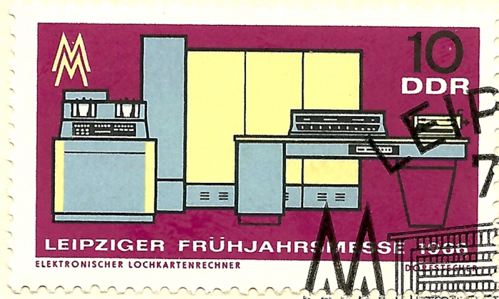 Detailansicht - Ersttagsbrief - Leipziger Frühjahrsmesse, 1966 - Briefmarke der Leipziger Messe zeigt Elektronischer Lochkartenrechner sowie Bohr- und Fräswerk einige Gebrauchsspuren sowie Defekt bei einer Briefmarke