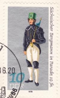 Briefmarke - Postkarte - 800 Jahre Freiberg, Bergparade, 10 Pfennig DDR, 1986 - Sächsischer Bergmann in Parade 19. Jahrhundert Rückseite leer!