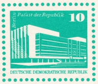 Detailansicht - 10 Pfennig - Rostock und Palast der Republik, 1990 Postkarte Fünf-Giebel-Haus, Rostock aus Postkartenserie Bauten und Denkmäler, DDR Rückseite leer!