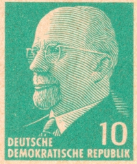 Detailansicht - Postkarte - Walter Ulbricht - 10 Pfennig von 1961 - Ganzsache P 71 - grüne Briefmarke ungelaufen