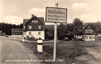 Vorderansicht - Mühlleithen im Vogtland, Postkarte 1956 - Sommerfrische und Wintersportplatz ungelaufen, sehr guter Zustand