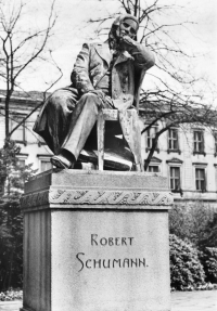 Vorderansicht - Zwickau - AK Robert-Schumann-Denkmal, 1975 - Robert-Schumann-Denkmal im Schwanenteich in Zwickau Echt Foto