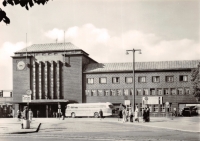Vorderansicht - Zwickau - Hauptbahnhof, 1979 - alte Schwarz-Weiß-Postkarte Echte Fotografie!