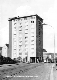 Vorderansicht - Zwickau - Hochhaus an der Marienthaler Straße, 1964 - alte Schwarz-Weiß-Postkarte Echte Fotografie
