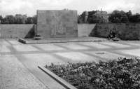 Vorderansicht - Zwickau - VVN-Ehrenmal am Schwanenteich, 1966 - Ehrenmal Vereinigung der Verfolgten des Naziregimes am Schwanenteich Echt Foto