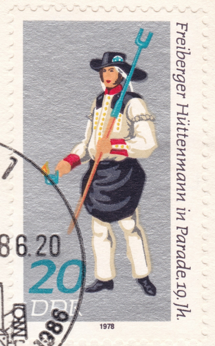 Briefmarke - 800 Jahre Freiberg in Sachsen, Hüttenparade, 20 Pfennig DDR, 1986 - Freiberg Hüttenmann in Parade 19. Jahrhundert Rückseite leer!