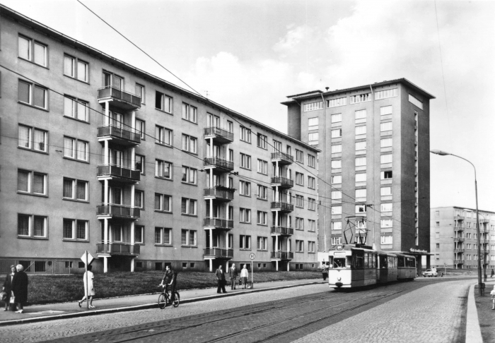 Vorderansicht - Ansichtskarte Zwickau - Marienthaler Straße, 1969 - alte Schwarz-Weiß-Postkarte Echte Fotografie