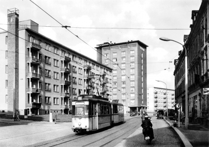 Vorderansicht - Ansichtskarte Zwickau - Marienthaler Straße, 1971 - alte Schwarz-Weiß-Postkarte Echte Fotografie