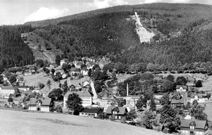 Vorderansicht - Klingenthal, Postkarte 1962 - Ortsteil Sachsenber-Georgenthal mit Blick zur Großen Aschberg-Schanze ungelaufen, sehr guter Zustand