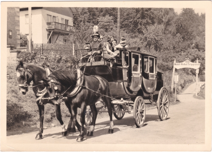 Vorderansicht - Mit der Postkutsche durch das Schwarzatal, Thüringen 1955 - Ansichtskarte Postkutsche vom Wald-Hotel Trippstein Postkutschenmotiv