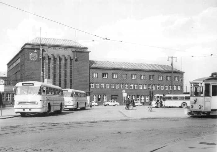 Vorderansicht - Zwickau - Hauptbahnhof, 1967 - alte Schwarz-Weiß-Postkarte Echte Fotografie