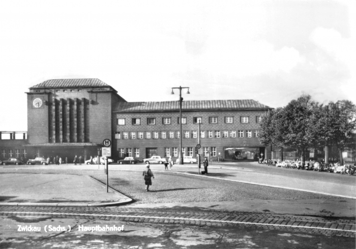 Vorderansicht - Zwickau - Hauptbahnhof, 1972 - alte Schwarz-Weiß-Postkarte Echte Fotografie