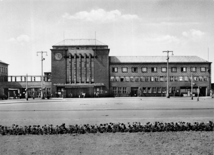 Vorderansicht - Zwickau - Hauptbahnhof, 1975 - Ansichtskarte zum Kaufen Echte Fotografie
