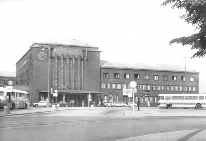 Vorderansicht - Zwickau - Hauptbahnhof, 1978 - alte Schwarz-Weiß-Postkarte Echte Fotografie