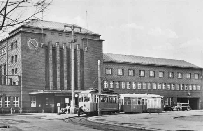 Vorderansicht - Zwickau - Hauptbahnhof mit Straßenbahn, 1958 - Ansichtskarte zum Kaufen Echte Fotografie
