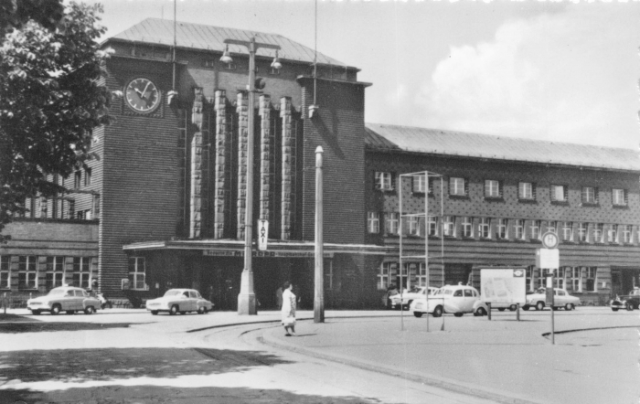 Vorderansicht - Zwickau - Hauptbahnhof mit Taxi-Stand, 1967 - Ansichtskarte zum Kaufen Echte Fotografie