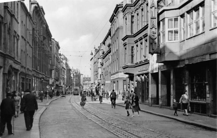 Vorderansicht - Zwickau - Hauptstraße, 1957 - schöne Ansichtskarte der Hauptstraße zum Kaufen Echte Fotografie