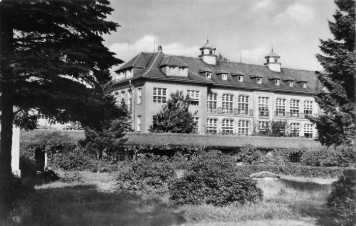 Vorderansicht - Zwickau - Heinrich-Braun-Krankenhaus, 1957 - sehr schöne alte Postkarte vom Heinrich-Braun-Krankenhaus schwarz-weiß Ansichtskarte