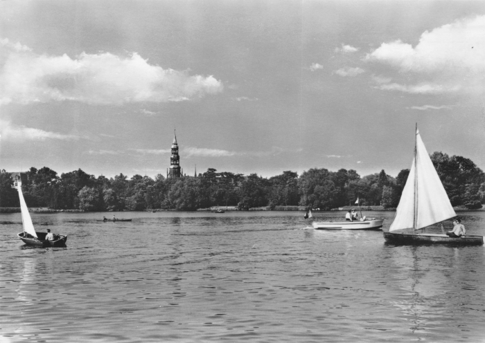 Vorderansicht - Zwickau - Segeln auf dem Schwanenteich, 1967 - Ansichtskarte zum Kaufen Echt Foto